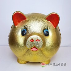 다산을 상징하는 FRP 재질의 황금 돼지 저금통